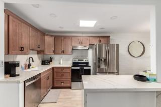 Modern-industrial Old Town Condo Wpool, & Wd - Scottsdale - 8