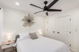 Modern-industrial Old Town Condo Wpool, & Wd - Scottsdale - 7
