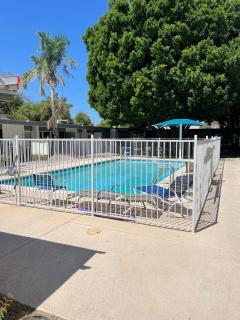 Modern-industrial Old Town Condo Wpool, & Wd - Scottsdale - 9