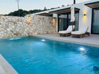 Theros Luxury Suites - 4