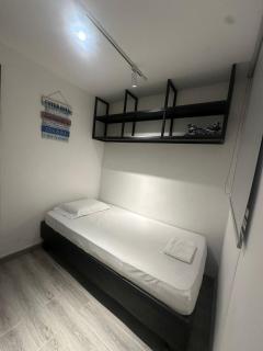 Moderno APTO con Vista 5 Estrellas Wifi Fast & CHECK IN AUTONOMO - Cali - 0