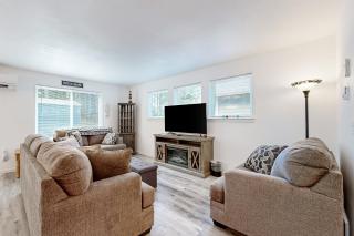 Blue House - Rockaway Beach - 6