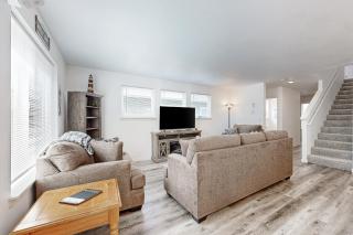 Blue House - Rockaway Beach - 5