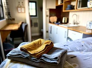 Herdie Hideaway - Shepherds Hut - 1