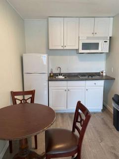 Lovely 2 bedroom with pool #2B - Hampton - 1