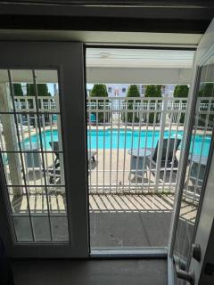 Poolside Apartment 2 - Hampton - 7