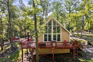 Modern Cabin w Hot Tub & Indoor Pool Gym Access! - Hedgesville - 0