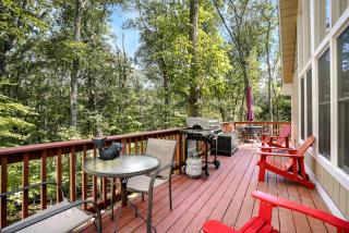 Modern Cabin w Hot Tub & Indoor Pool Gym Access! - Hedgesville - 9
