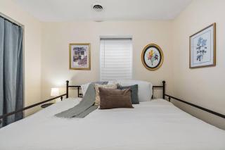 St Paul Speakeasy with King Bed - 1