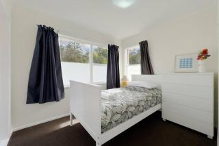 Exquisite Four-Bedroom Home in Forrest Hill - Auckland - 9
