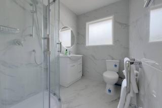 Exquisite Four-Bedroom Home in Forrest Hill - Auckland - 6