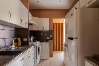 Cozy 3 Bedroom House 5mins from the Airport - 6