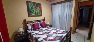 Cozy 3 Bedroom House 5mins from the Airport - 4