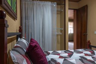 Cozy 3 Bedroom House 5mins from the Airport - 1