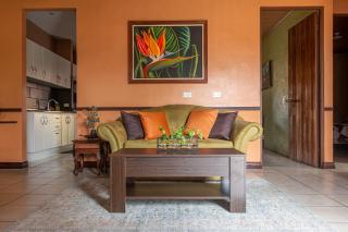 Cozy 3 Bedroom House 5mins from the Airport - 9