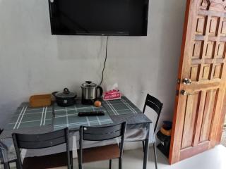 1 Bed House - Sleeps 2 - Parking - Wifi - 4