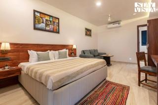 StayVista at Whispering Meadows - Pool, AC & View - 4