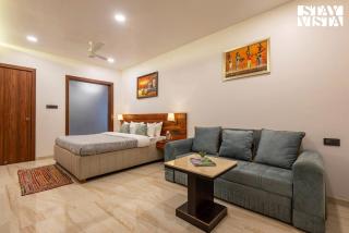 StayVista at Whispering Meadows - Pool, AC & View - Nashik - 3