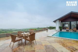 StayVista at Whispering Meadows - Pool, AC & View - Nashik - 7