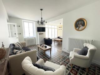 La clairiere Maison spacieuse rénovée joliment décorée tout confort 12 p 2 sdb 2 wc grand jardin clos, belle terrasse aménagée, parking privatif, ping pong baby foot proche Omaha Beach et Bayeux - Crouay - 5