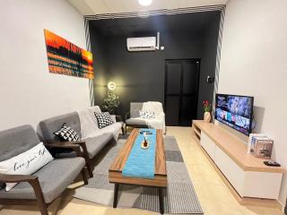 YOLO3 10PAX CentralTown Piano, PoolTable, Netflix - 5