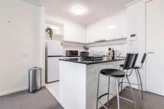 3 Bedroom Apt with Carpark Close to Albert Park Lake - 2
