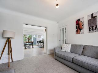 Pass The Keys Picture Perfect Haven in Didsbury Village - Free Parking & EV Station - 7