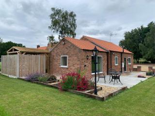 Woodside Retreat, Lakeside views with Luxury Hot Tub - Retford - 0