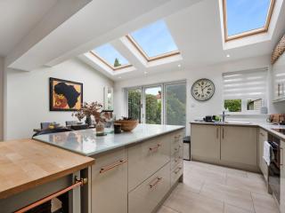 Pass The Keys Picture Perfect Haven in Didsbury Village - Free Parking & EV Station - 2