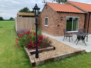 Woodside Retreat with Luxury Hot Tub - Retford - 2