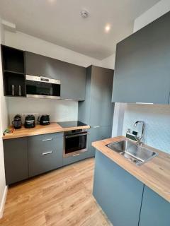 Very bright newly renovated apt with AC - 9