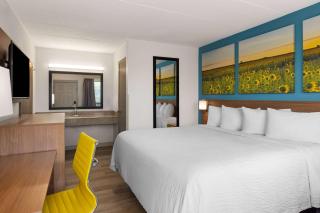 Day's Inn & Suites by Wyndham Indianapolis Airport East - 1