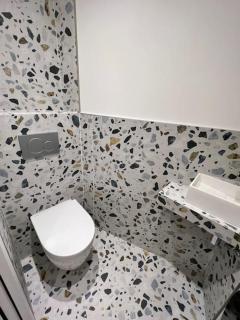 Bright newly renovated apt with AC - 6