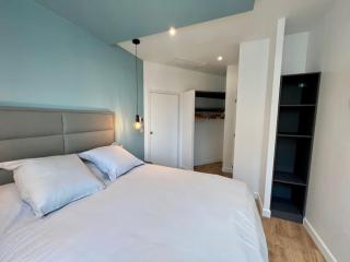 Bright newly renovated apt with AC - 5