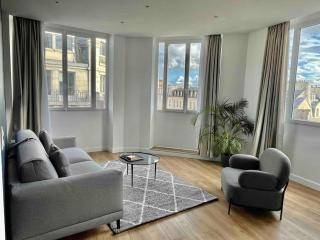 Bright newly renovated apt with AC - 2