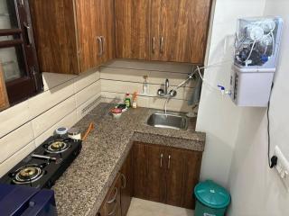 Beautiful AC rooms 100m away from medanta Hospital - 1