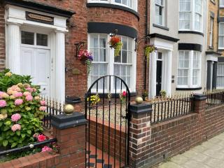 Beautiful North Bay seaside apartment, free parking and courtyard - 0