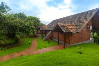 SandalMist Resort and Spa - 4