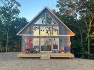 Beautiful Overlooking Shoreline 3BDR Chalet ➠18396 - 0