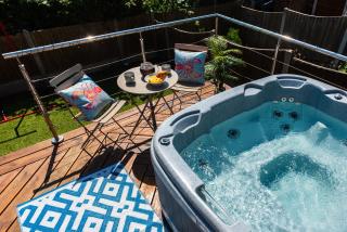 Beach House Hot Tub Getaway - Southend-on-Sea - 1