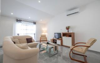 6 Bedroom Awesome Home In Prolozac - 7