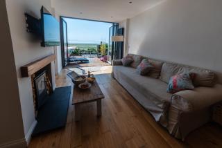 Beach House Hot Tub Getaway - Southend-on-Sea - 6