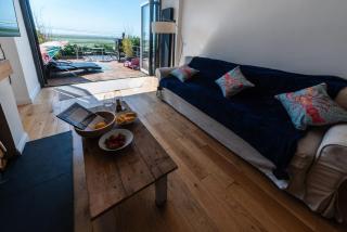 Beach House Hot Tub Getaway - Southend-on-Sea - 5