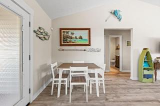 Beachcombers Nook, Firepit, yard, Sleeps 8, Walk to Beach - 8