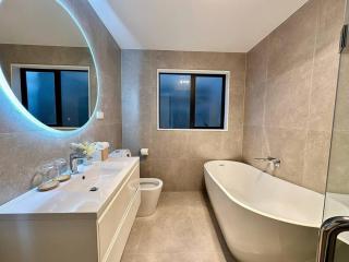 New Spacious 4Beds Family Home - Auckland - 1