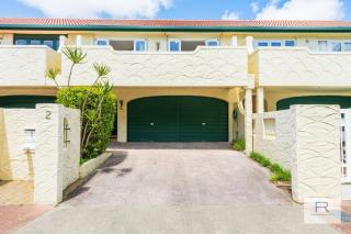 Spanish Charm - Stylish 3BR Steps from the Beach - Auckland - 8