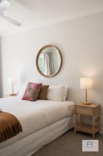 Spanish Charm - Stylish 3BR Steps from the Beach - Auckland - 7