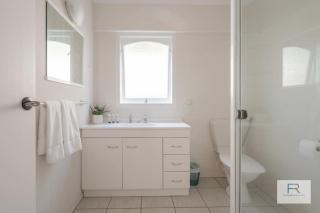 Spanish Charm - Stylish 3BR Steps from the Beach - Auckland - 5