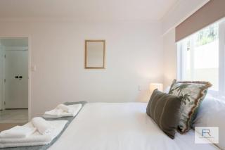 Spanish Charm - Stylish 3BR Steps from the Beach - Auckland - 4