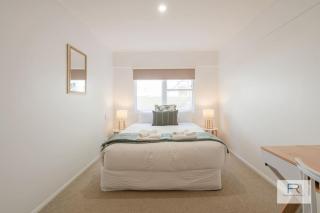 Spanish Charm - Stylish 3BR Steps from the Beach - Auckland - 3